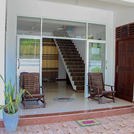 Sasmika Villa Surf And Yoga Hostel Велигама Экстерьер фото