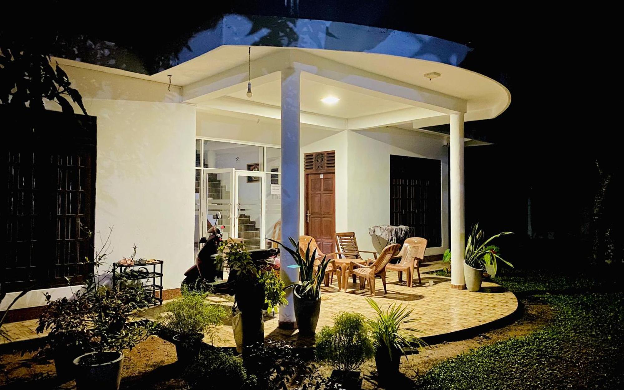 Sasmika Villa Surf And Yoga Hostel Велигама Экстерьер фото