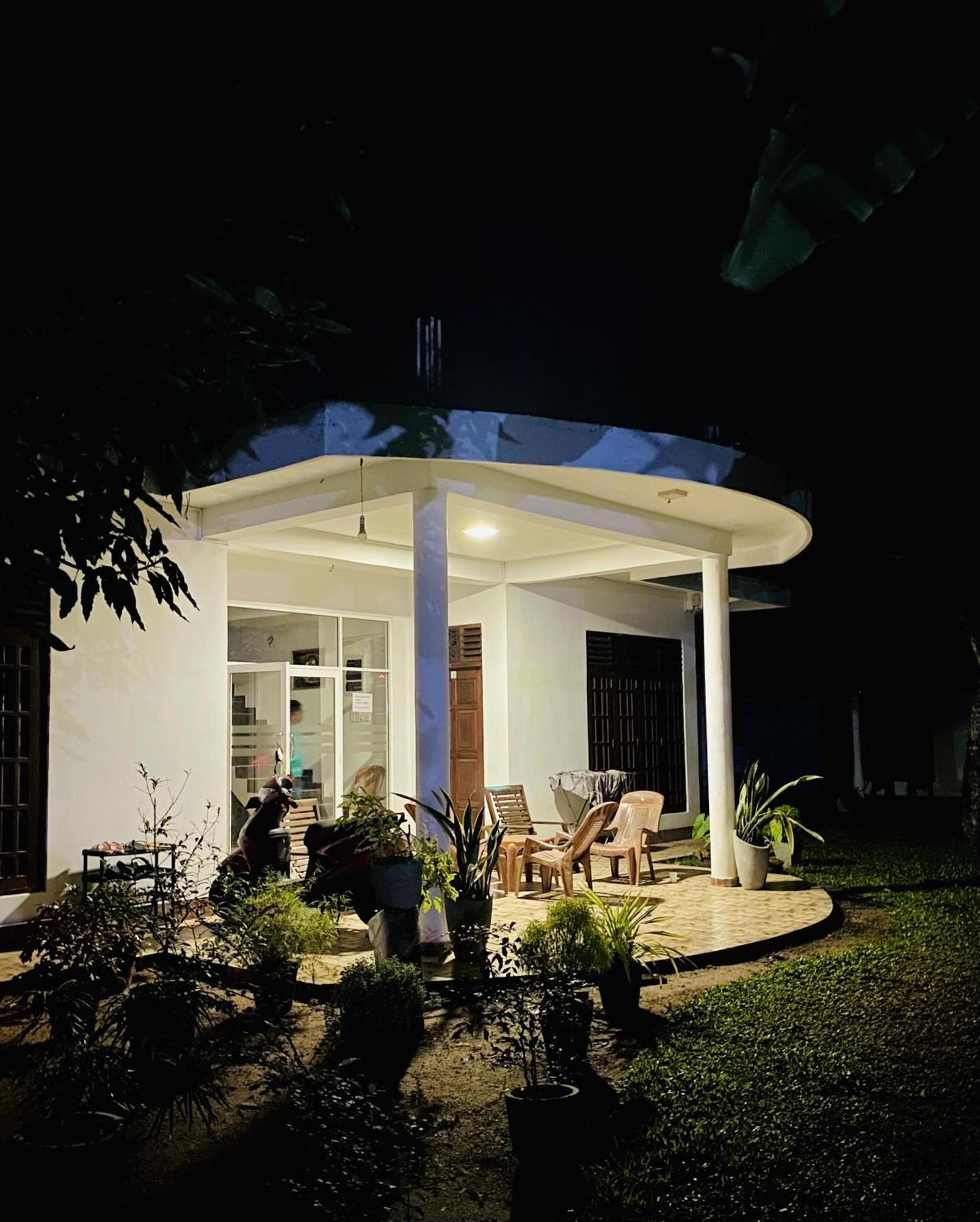 Sasmika Villa Surf And Yoga Hostel Велигама Экстерьер фото