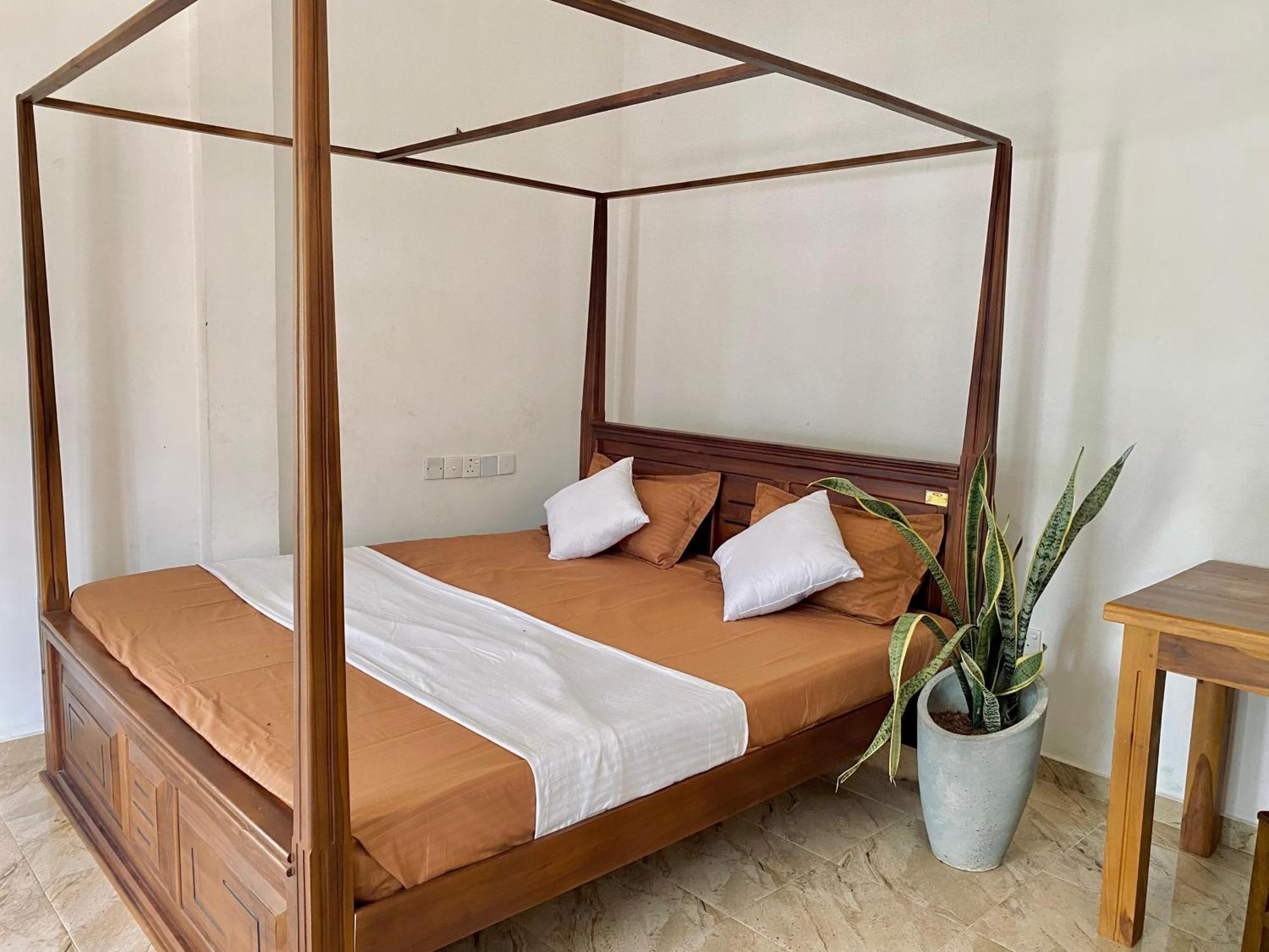 Sasmika Villa Surf And Yoga Hostel Велигама Экстерьер фото