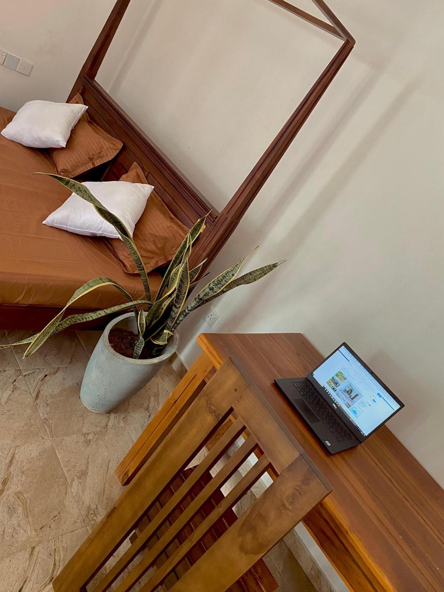 Sasmika Villa Surf And Yoga Hostel Велигама Экстерьер фото