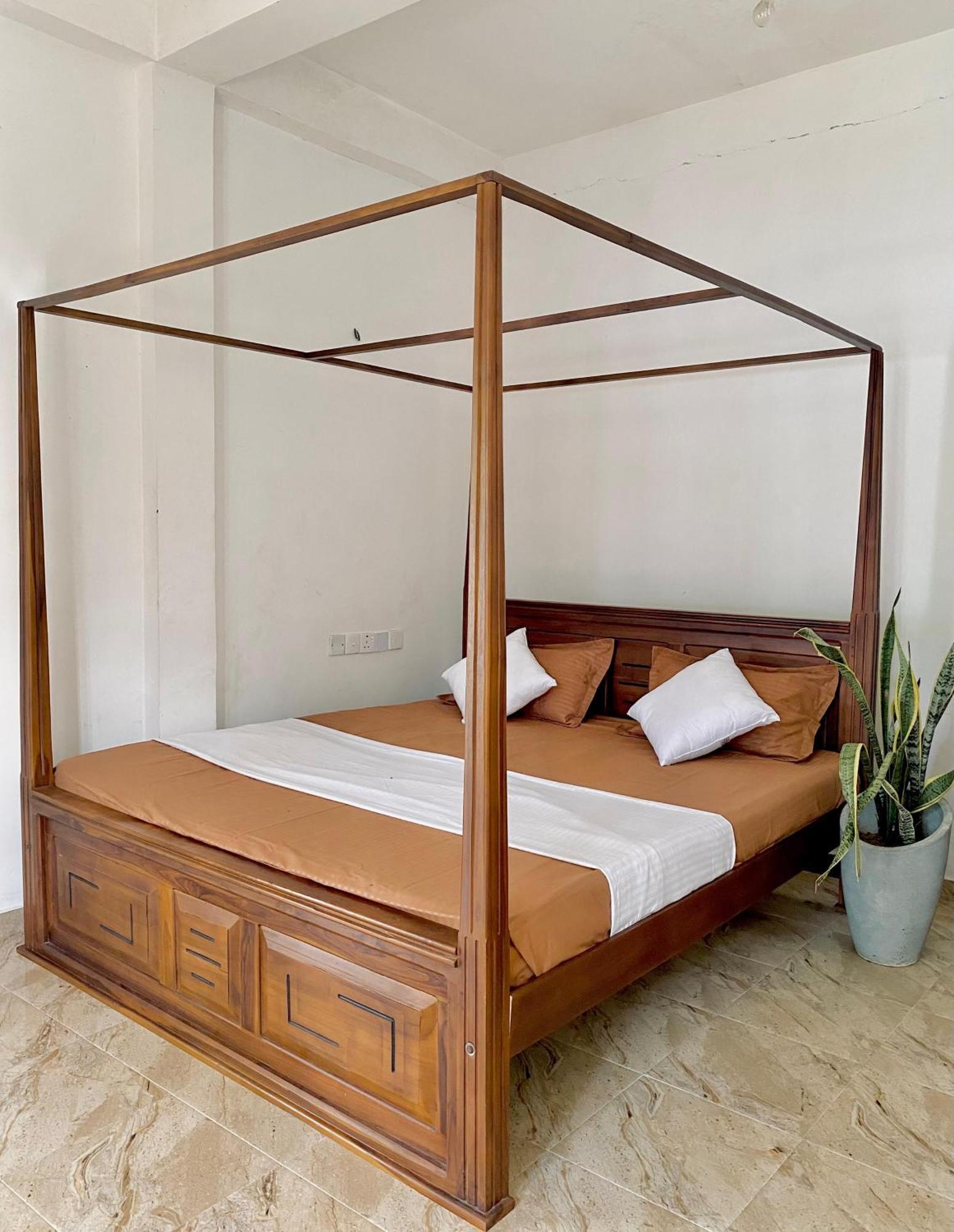 Sasmika Villa Surf And Yoga Hostel Велигама Экстерьер фото