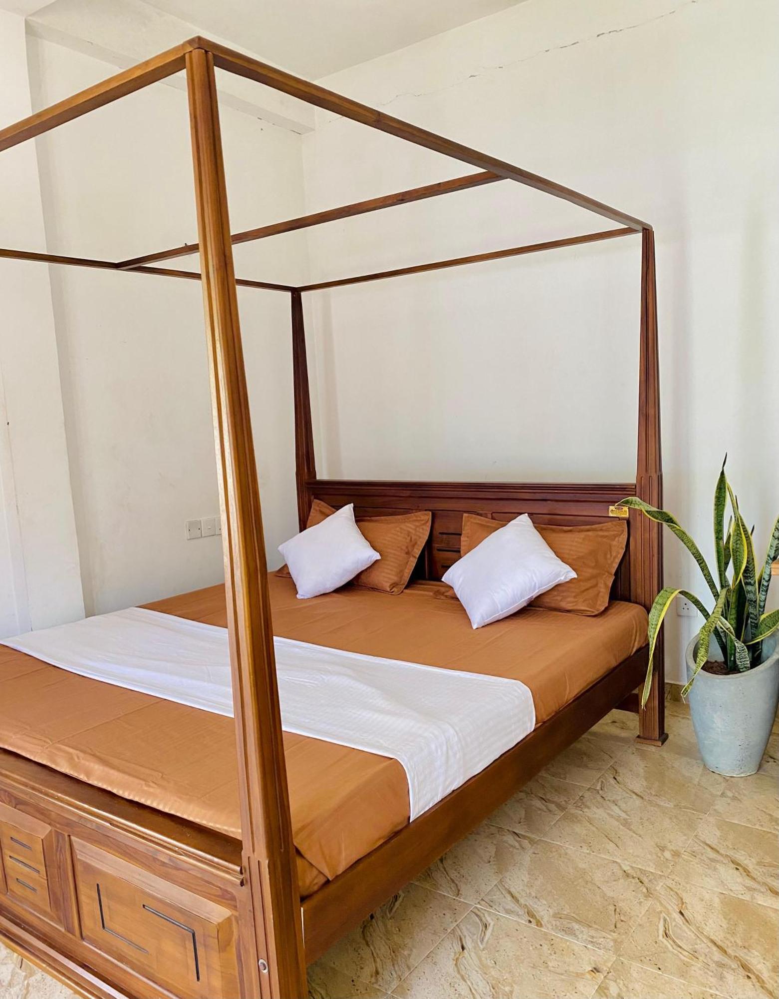 Sasmika Villa Surf And Yoga Hostel Велигама Экстерьер фото