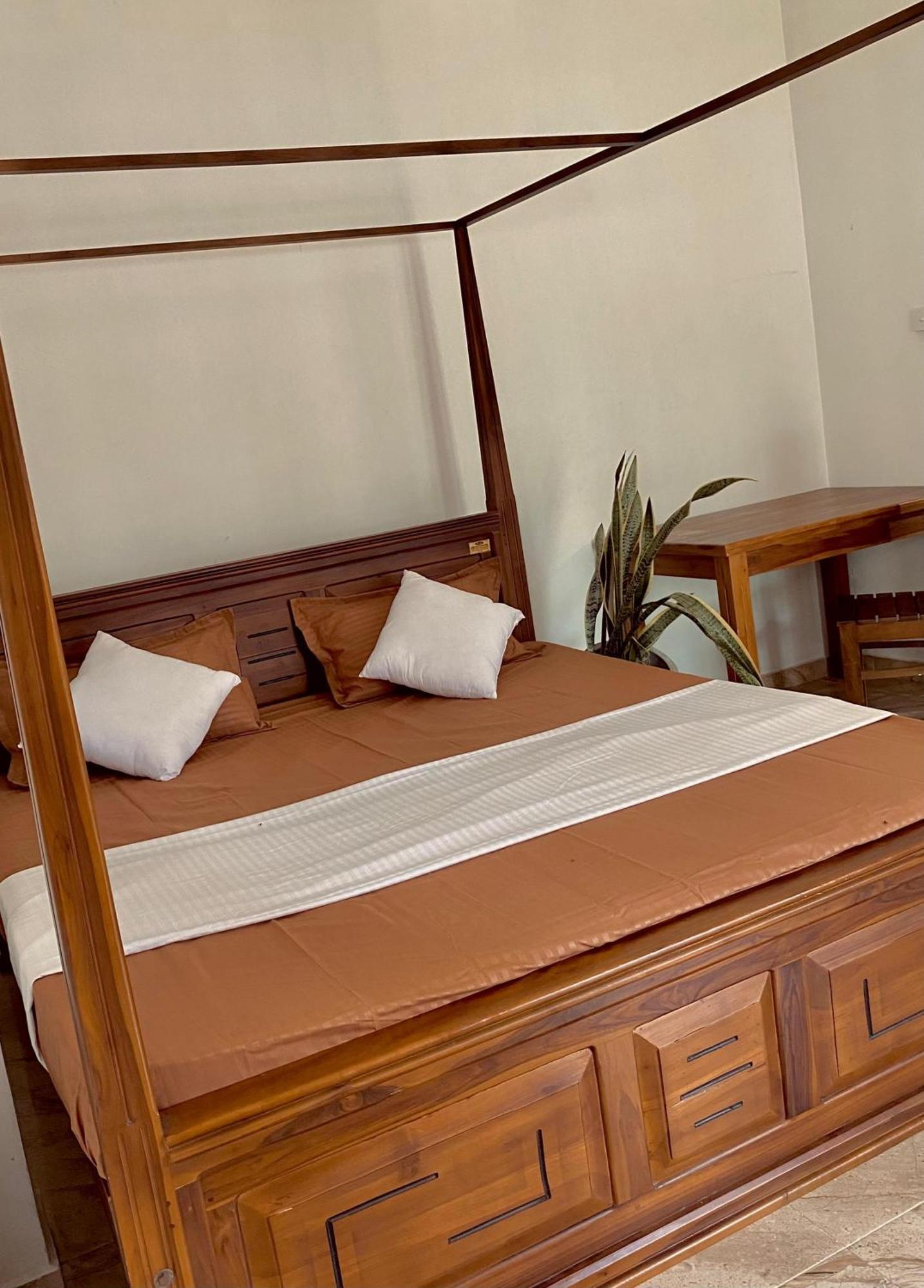 Sasmika Villa Surf And Yoga Hostel Велигама Экстерьер фото
