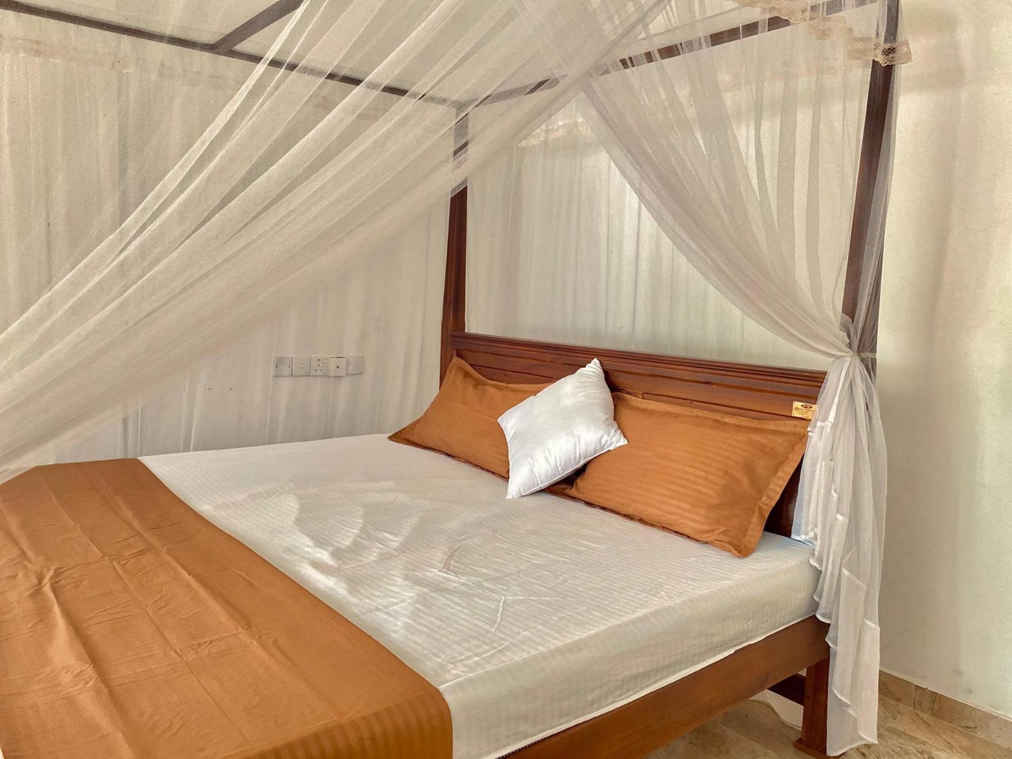 Sasmika Villa Surf And Yoga Hostel Велигама Экстерьер фото