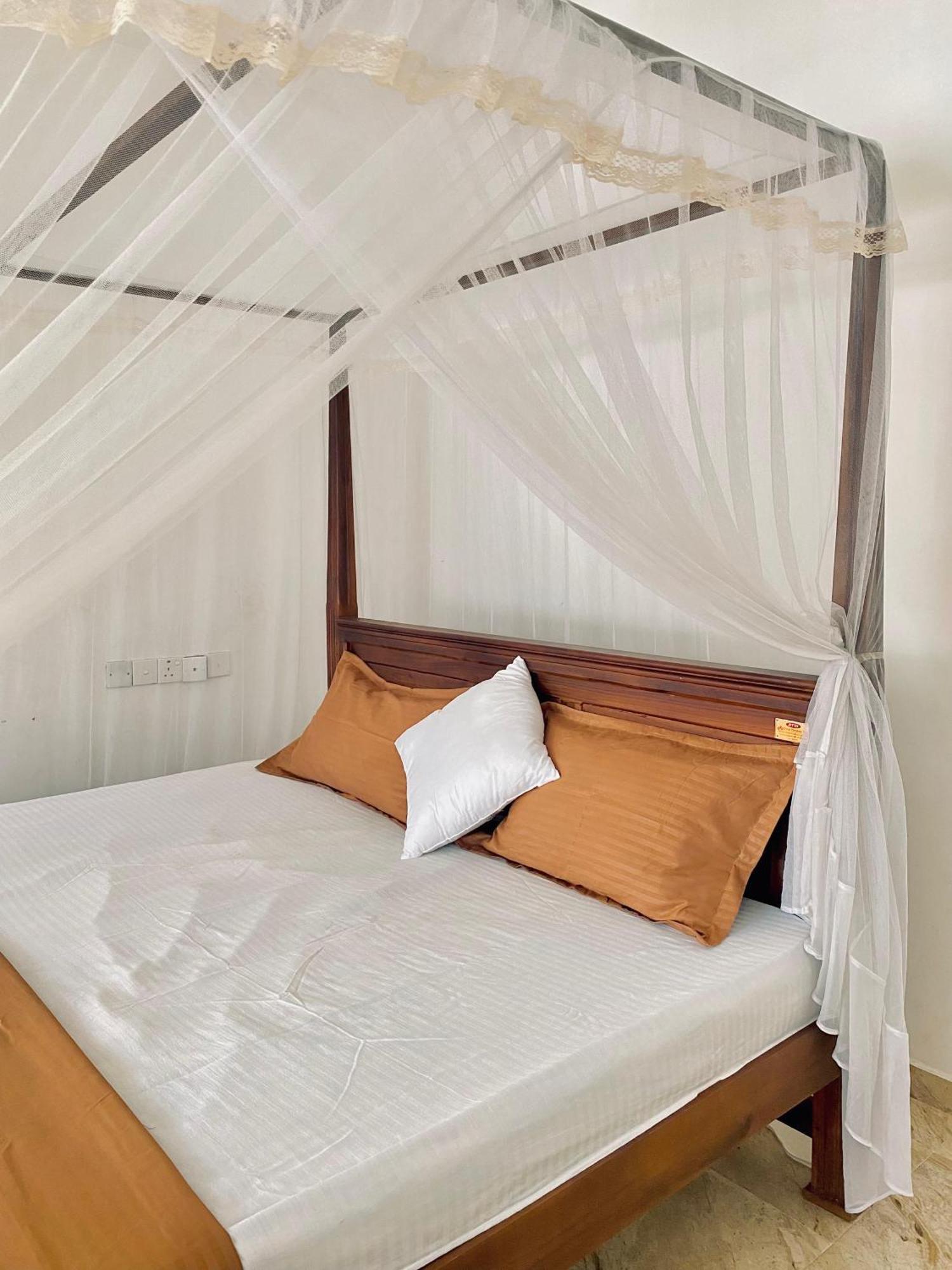 Sasmika Villa Surf And Yoga Hostel Велигама Экстерьер фото