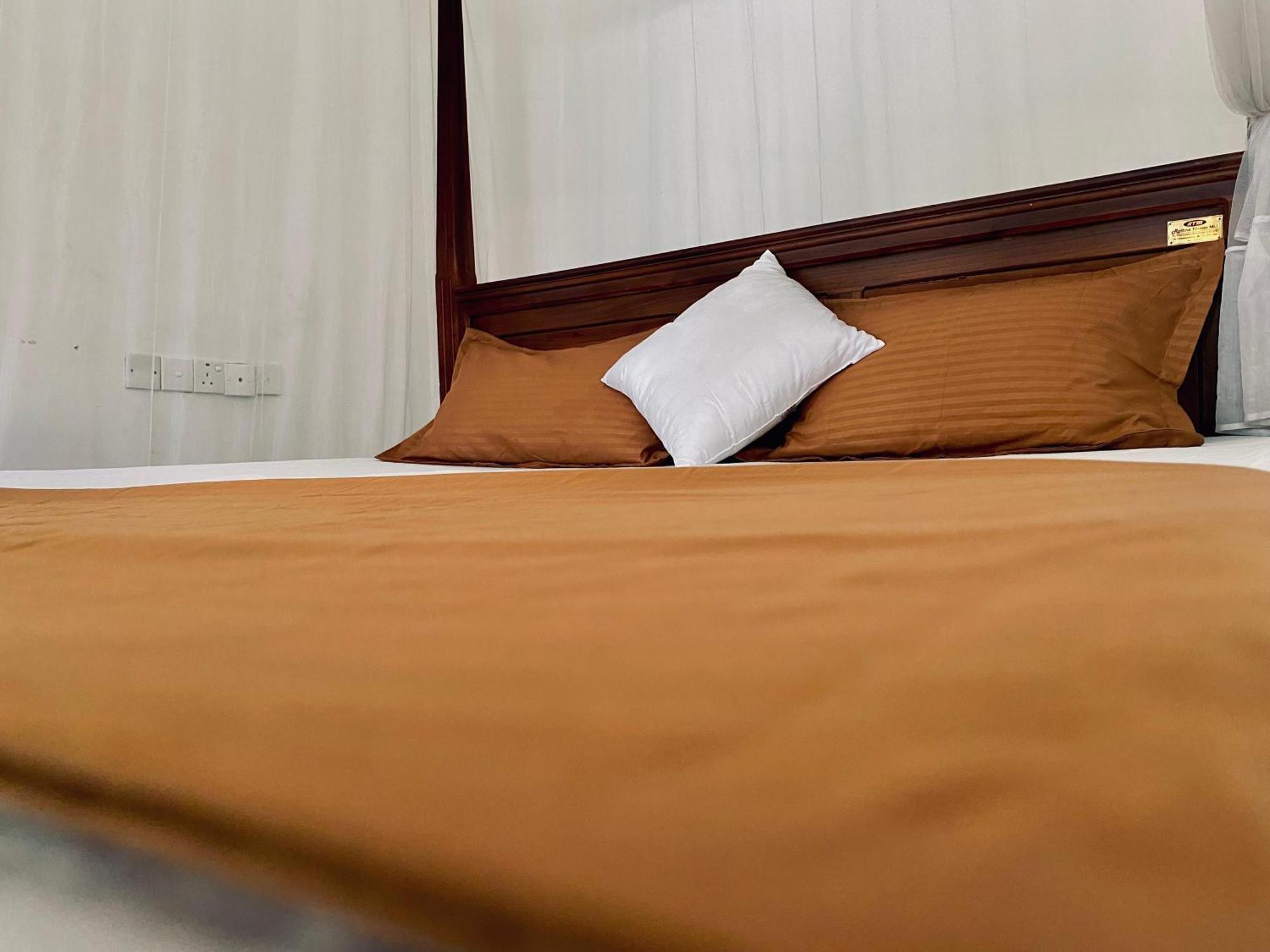Sasmika Villa Surf And Yoga Hostel Велигама Экстерьер фото